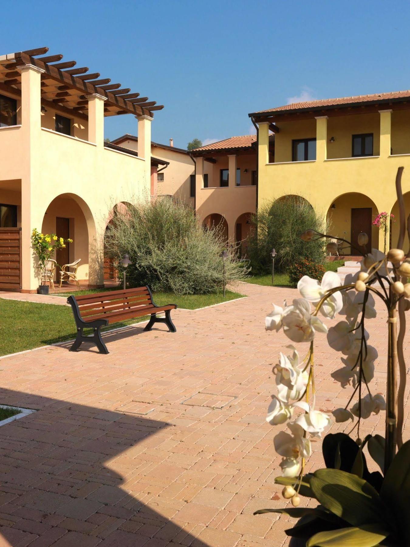 Le Corti Del Sole Residence Venturina Terme Exteriör bild